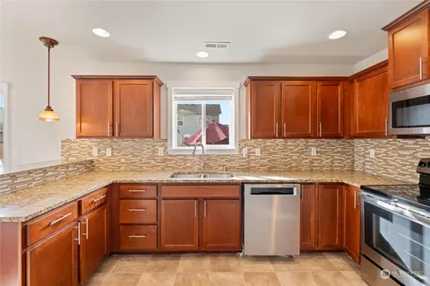 Kitchen - 1115 Sigafoos Ave NW, Orting, WA 98360 photo 3 of 4