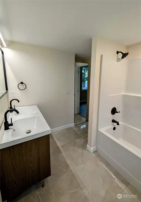 Bath - 1803 E Alder St, Walla Walla, WA 99362 photo 2 of 4
