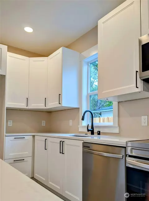Kitchen - 1803 E Alder St, Walla Walla, WA 99362 photo 2 of 3