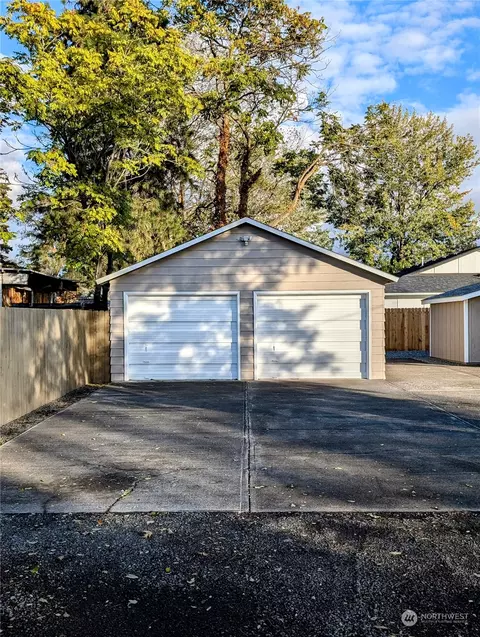 Exterior - 1803 E Alder St, Walla Walla, WA 99362 photo 2 of 6