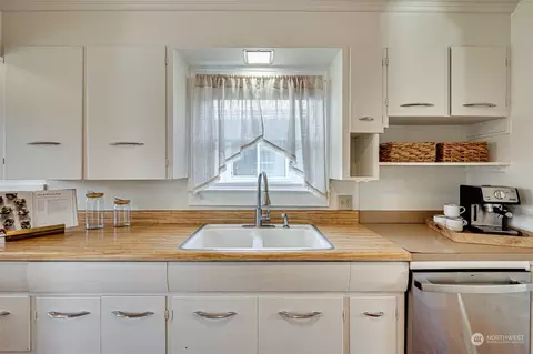 Kitchen - 431 23rd Ave, Longview, WA 98632 photo 3 of 3