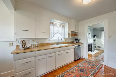 Kitchen - 431 23rd Ave, Longview, WA 98632 photo 2 of 3