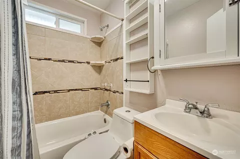 Bath - 431 23rd Ave, Longview, WA 98632 photo 1 of 2