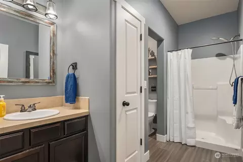 Bath - 11520 56th Dr SE, Everett, WA 98208 photo 3 of 3