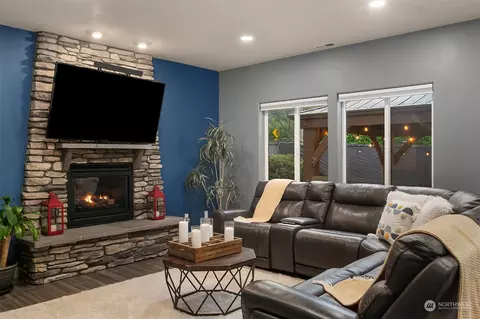 Living - 11520 56th Dr SE, Everett, WA 98208 photo 4 of 5
