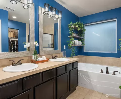 Bath - 11520 56th Dr SE, Everett, WA 98208 photo 1 of 3