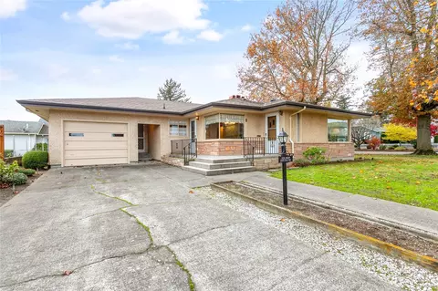 215 7th St, Lynden, WA 98264
