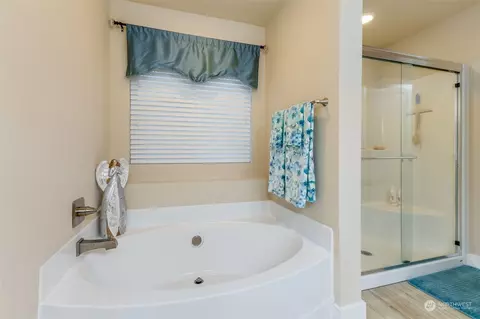 Bath - 1510 Hardtke Ave NE, Orting, WA 98360 photo 2 of 3
