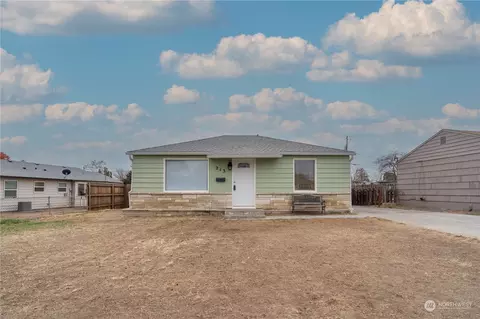 213 W Ridge Rd, Moses Lake, WA 98837