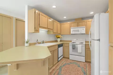 Kitchen - 430 3rd Ave S #A103, Edmonds, WA 98020 photo 2 of 2