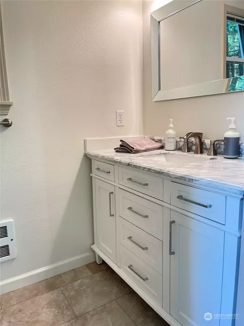 Bath - 37312 W Lake Walker Dr SE, Enumclaw, WA 98022 photo 2 of 4