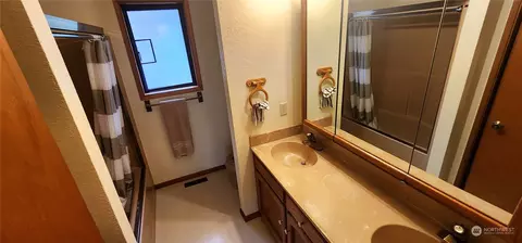 Bath - 1230 Devries Rd, Oak Harbor, WA 98277 photo 1 of 3