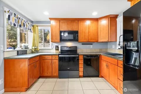 Kitchen - 203 E Beech St, Everett, WA 98203 photo 3 of 3