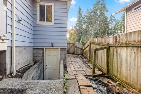 Exterior - 203 E Beech St, Everett, WA 98203 photo 9 of 11