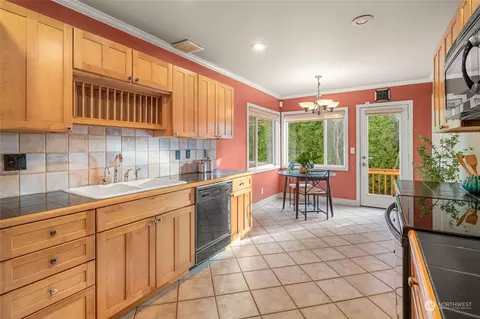Kitchen - 401 Alverson Blvd, Everett, WA 98201 photo 1 of 3