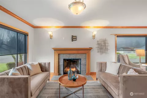 Living - 401 Alverson Blvd, Everett, WA 98201 photo 2 of 3