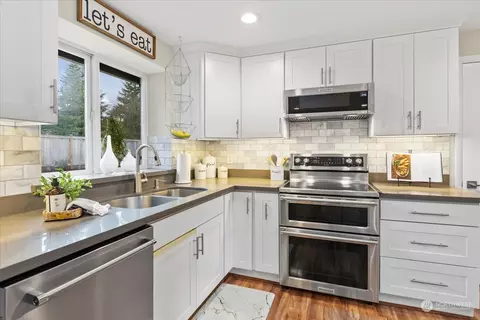 Kitchen - 6132 137th St SE, Everett, WA 98208 photo 2 of 5