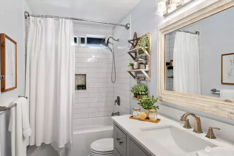Bath - 6132 137th St SE, Everett, WA 98208 photo 1 of 1