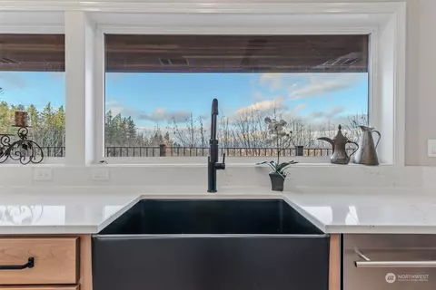 Kitchen - 235 SW 14th St, Gresham, OR 97080 photo 4 of 5