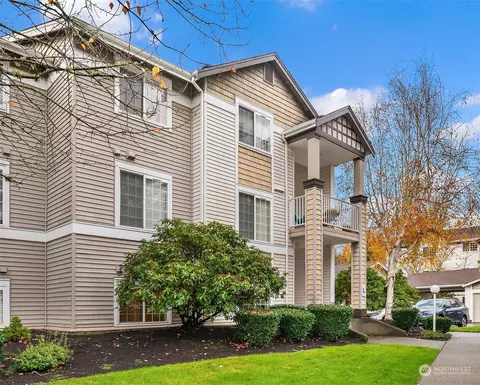 25235 SE Klahanie Blvd #L104, Issaquah, WA 98029
