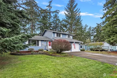 1601 SW Putnam Dr, Oak Harbor, WA 98277