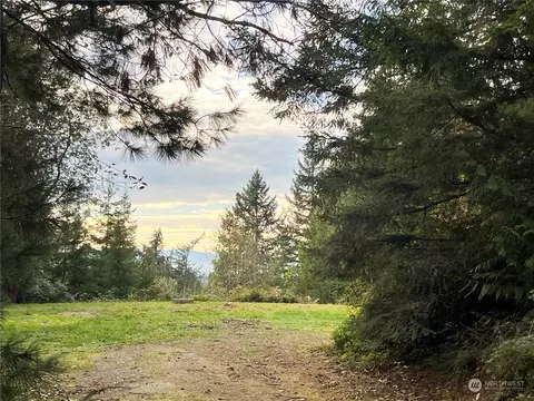 3671 Log Cabin Rd, Clinton, WA 98236