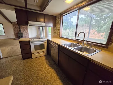 Kitchen - 141 Madrona Ter, Sequim, WA 98382 photo 4 of 4
