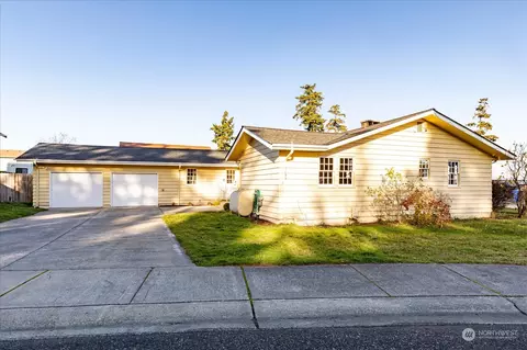 1180 NW Elwha St, Oak Harbor, WA 98277