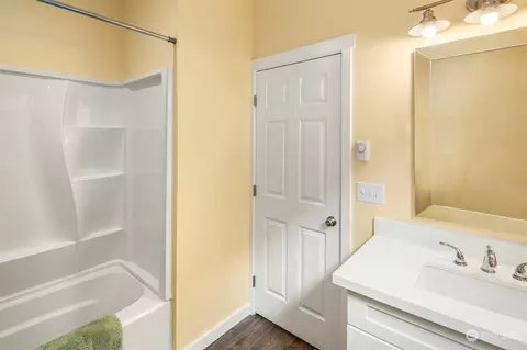Bath - 3113 Oakes Ave, Everett, WA 98201 photo 1 of 2