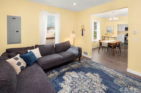 Living - 3113 Oakes Ave, Everett, WA 98201 photo 1 of 2