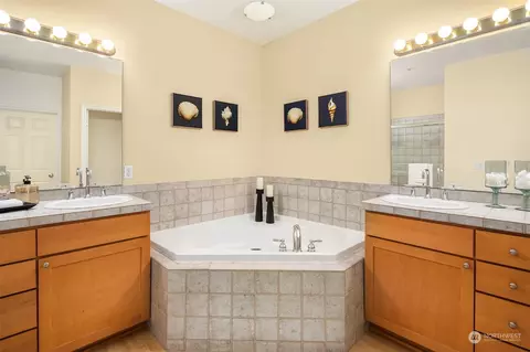 Bath - 17432 Bothell Way NE #B-206, Bothell, WA 98011 photo 1 of 3