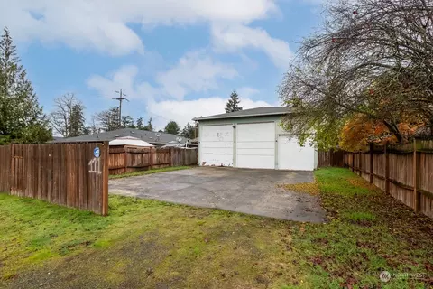 111 Tule Lake Rd E, Tacoma, WA 98445
