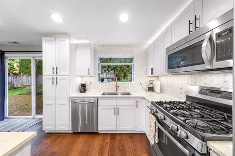 Kitchen - 19227 29th Ave SE, Bothell, WA 98012 photo 7 of 7