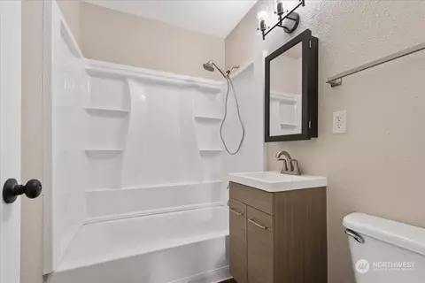 Bath - 207 Cypress St, Longview, WA 98632 photo 2 of 2