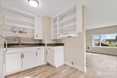 Kitchen - 207 Cypress St, Longview, WA 98632 photo 2 of 4