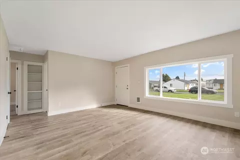 Living - 207 Cypress St, Longview, WA 98632 photo 2 of 5