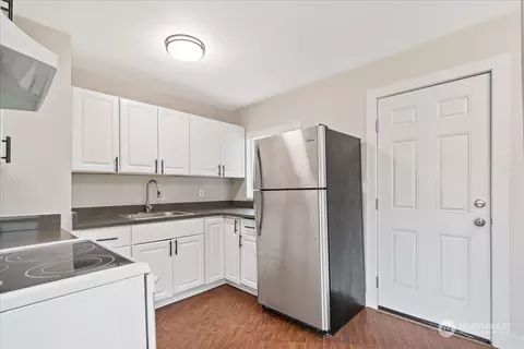 Kitchen - 207 Cypress St, Longview, WA 98632 photo 3 of 4