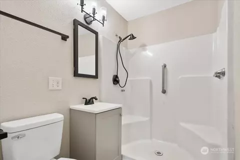 Bath - 207 Cypress St, Longview, WA 98632 photo 1 of 2