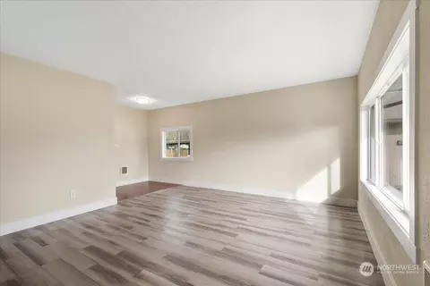 Living - 207 Cypress St, Longview, WA 98632 photo 3 of 5