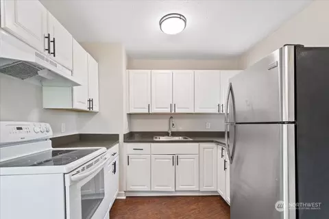 Kitchen - 207 Cypress St, Longview, WA 98632 photo 4 of 4