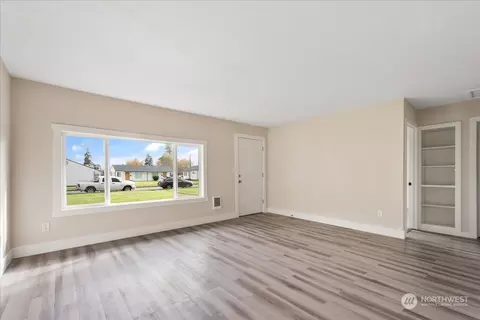 Living - 207 Cypress St, Longview, WA 98632 photo 4 of 5