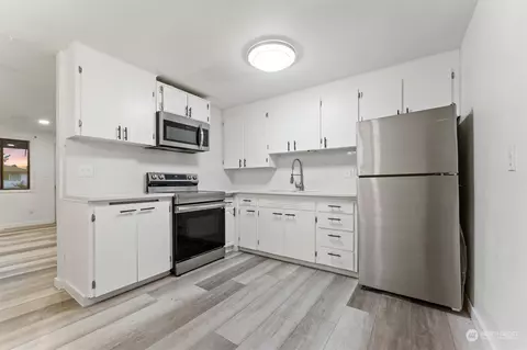 Kitchen - 1306 E Oak St, Othello, WA 99344 photo 2 of 2