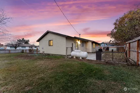 Exterior - 1306 E Oak St, Othello, WA 99344 photo 4 of 6