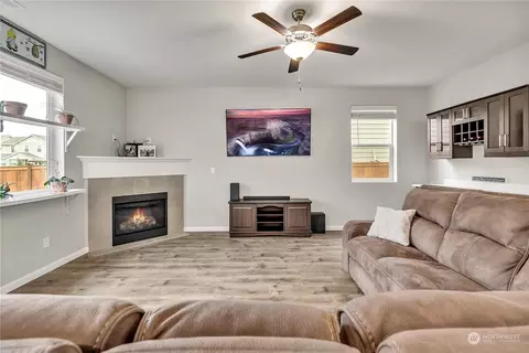 Living - 672 Marcie Ln N, Enumclaw, WA 98022 photo 3 of 3