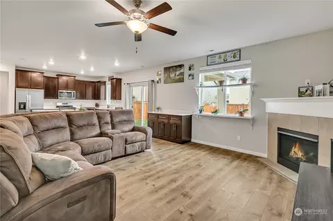 Living - 672 Marcie Ln N, Enumclaw, WA 98022 photo 2 of 3