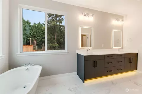 Bath - 12156 NE 170th Pl, Bothell, WA 98011 photo 3 of 3