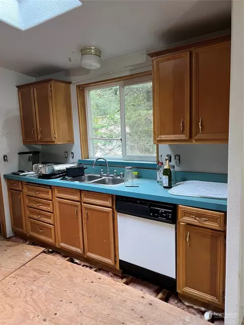 Kitchen - 901 Ruby Valley Ct, Maple Falls, WA 98266 photo 3 of 3