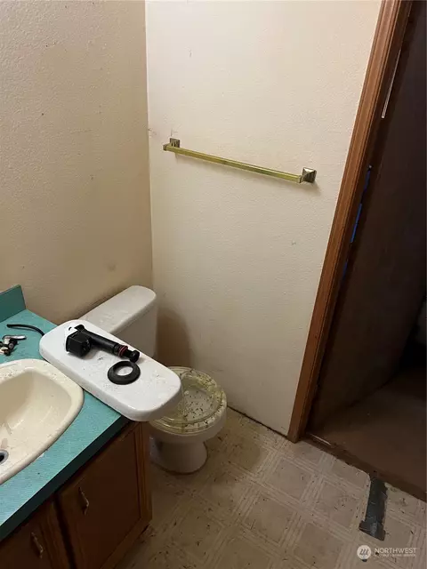 Bath - 901 Ruby Valley Ct, Maple Falls, WA 98266 photo 2 of 2