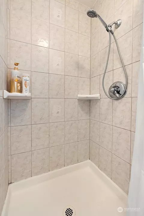 Bath - 2514 171 Pl SE, Bothell, WA 98012 photo 3 of 4