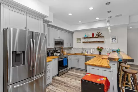 Kitchen - 422 172nd Pl SE, Bothell, WA 98012 photo 4 of 5